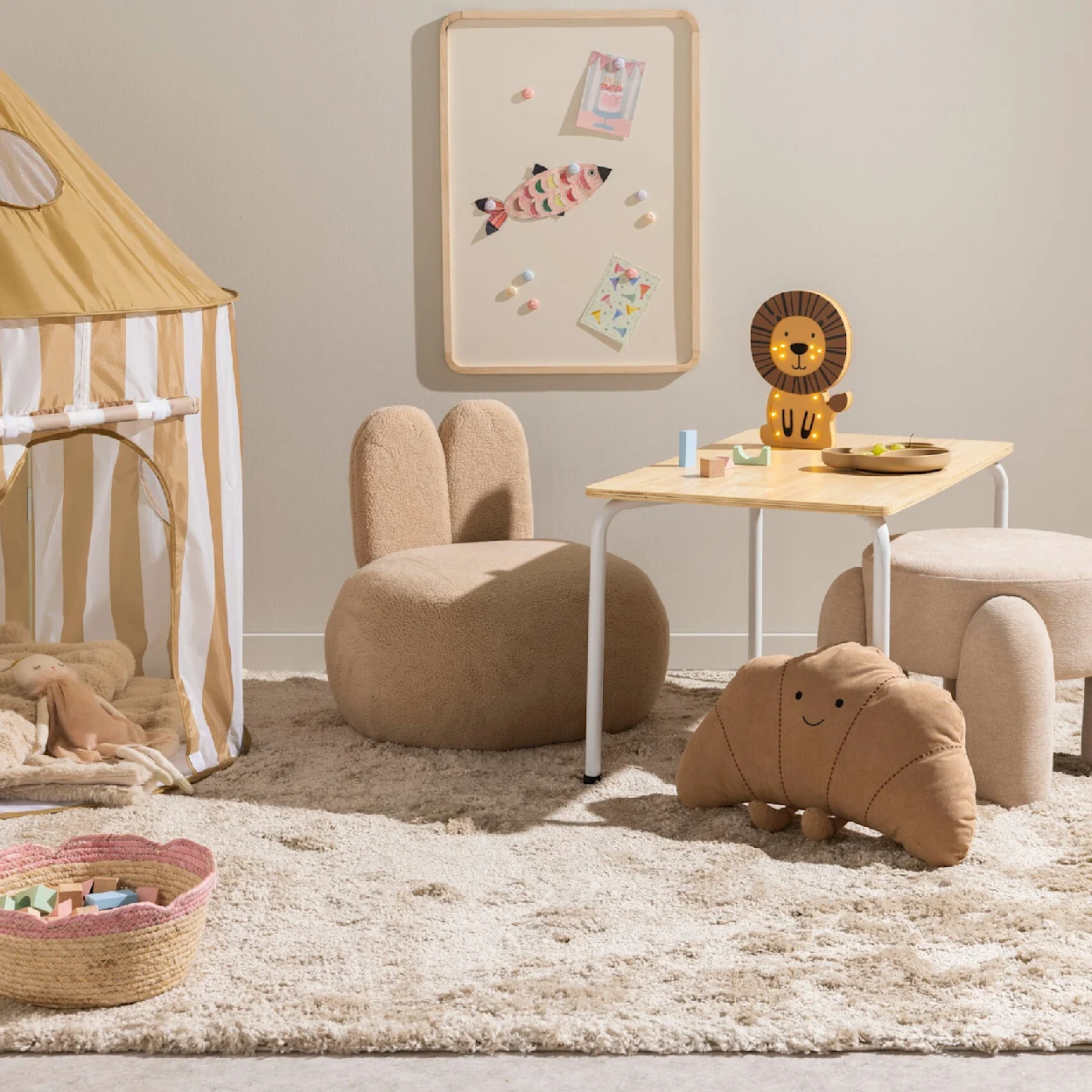 Vloerkleed in kinderkamer met poefje