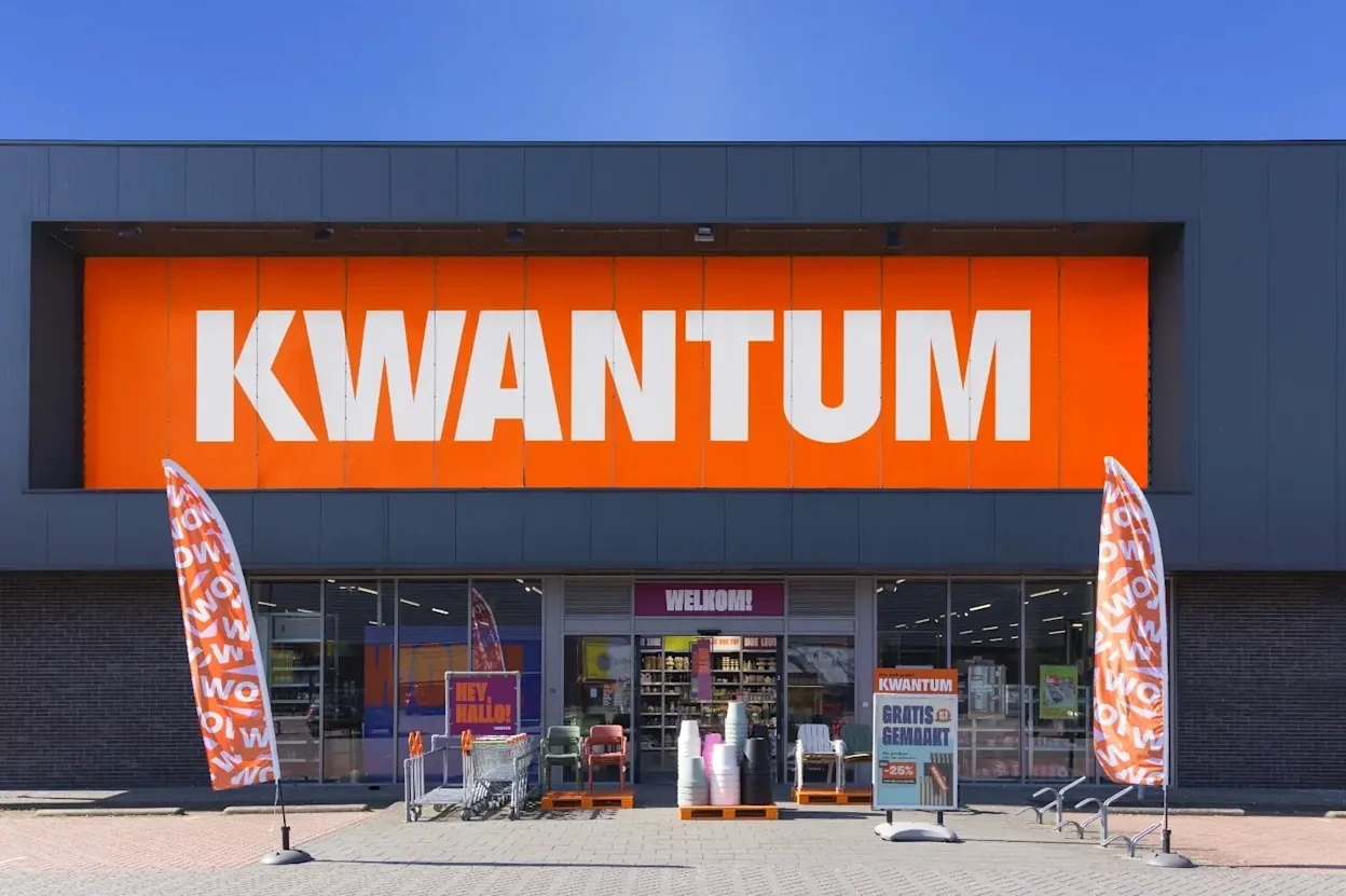 Voorgevel van Kwantum in Hilversum