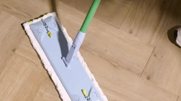 Stap 3: Dweil je PVC-vloer en laat deze goed drogen