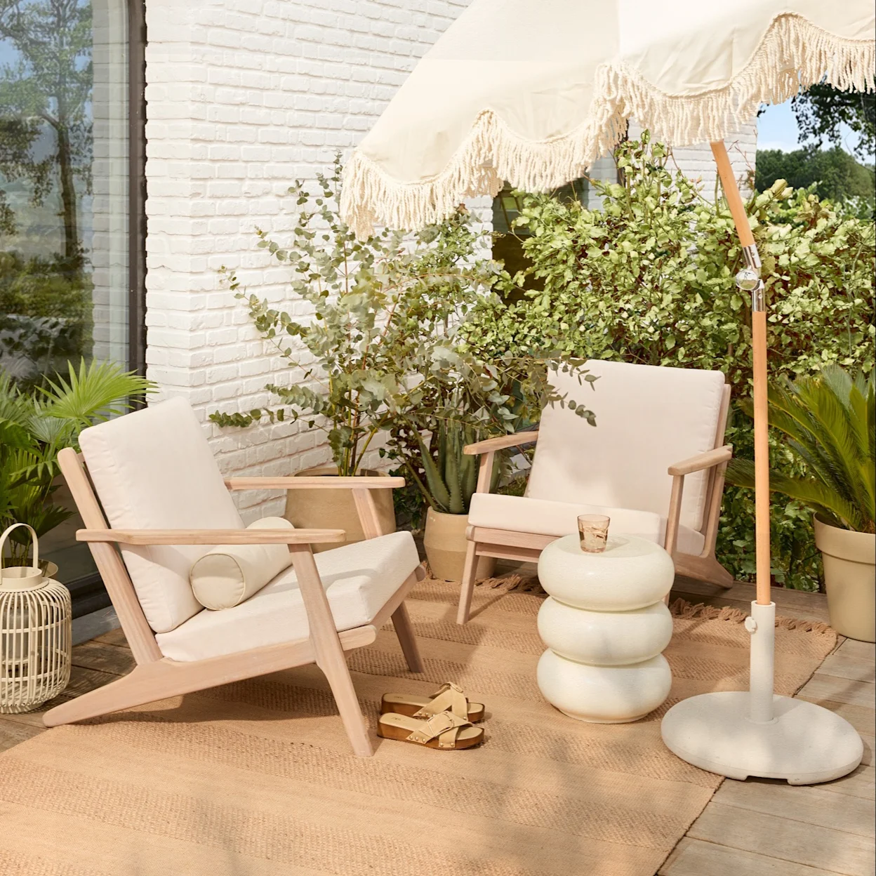 Sfeervolle tuinsetting met naturel buitenvloerkleed