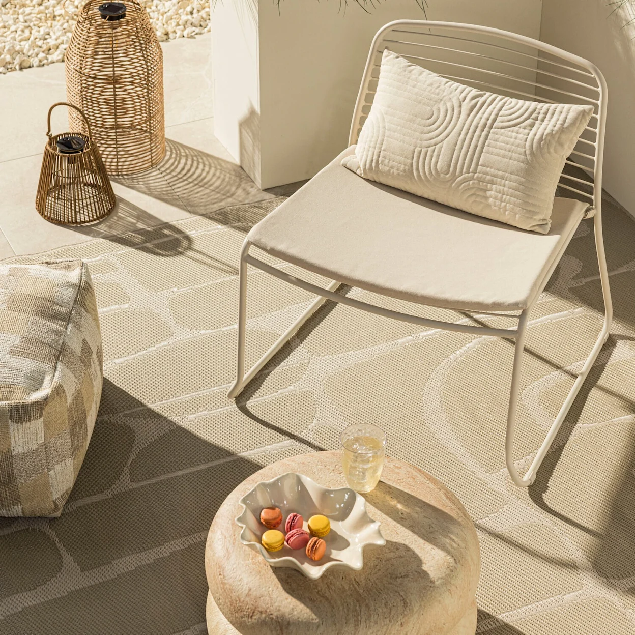 Sfeervolle tuinsetting met naturel buitenvloerkleed