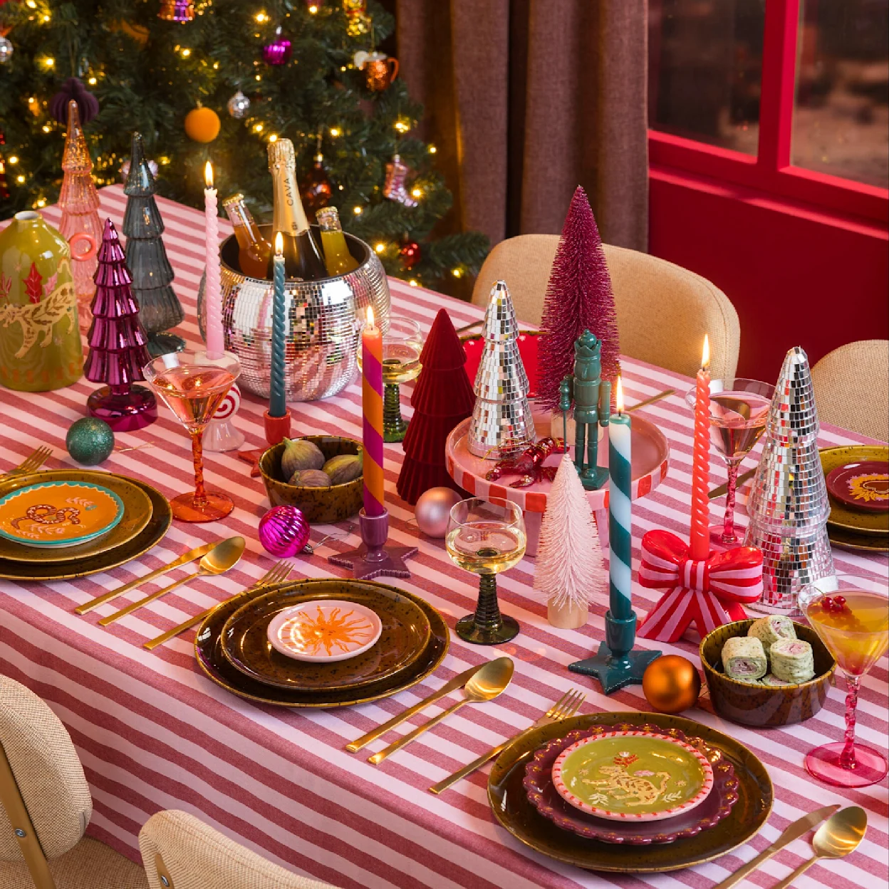 Feestelijke eettafel met kleurrijk servies en decoratie