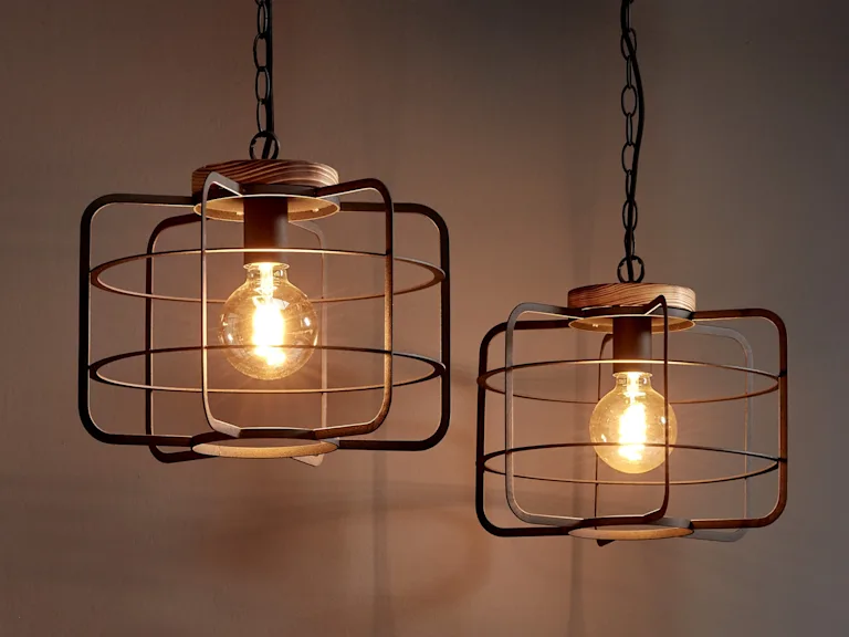 Industriële hanglampen van zwrat metaal en hout
