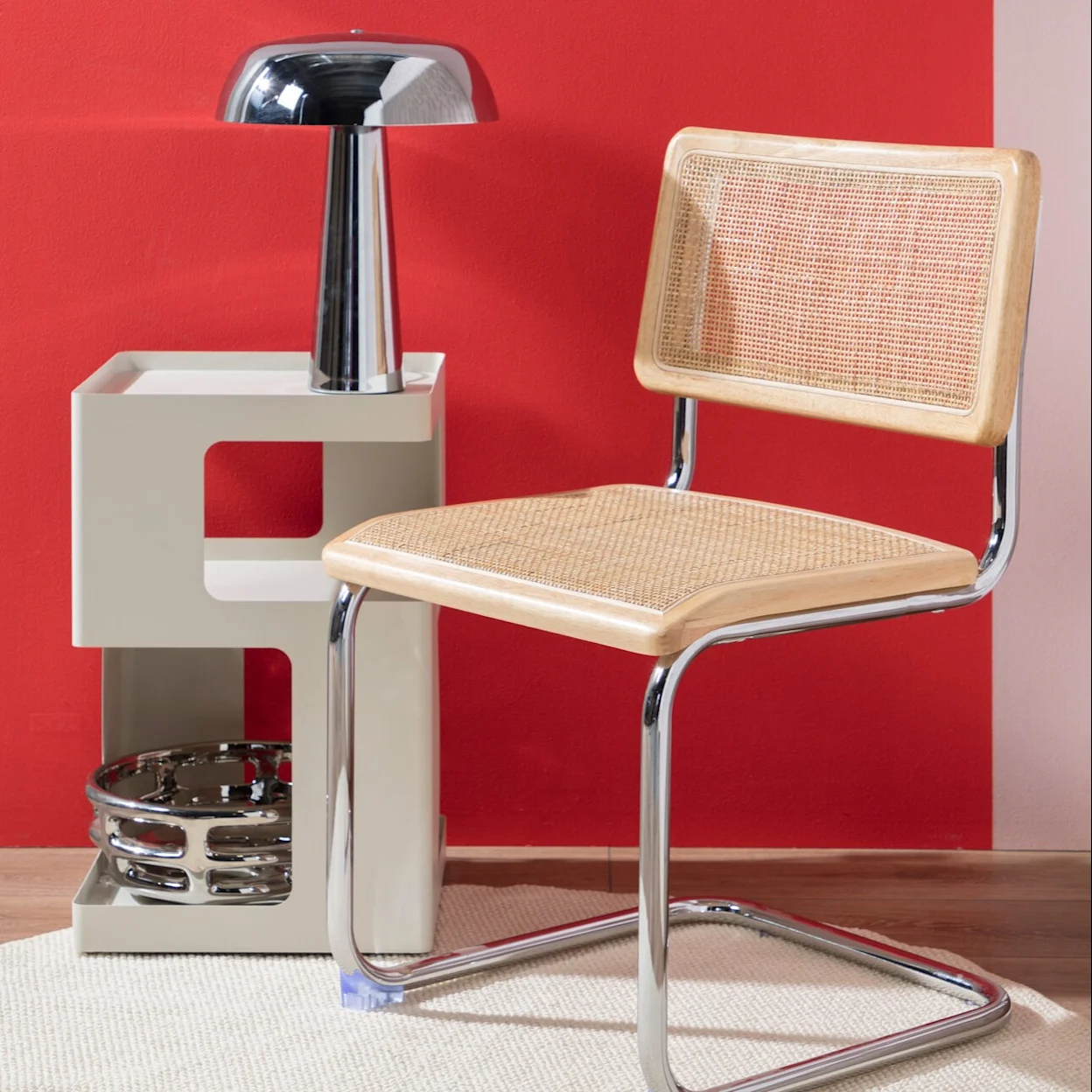 Retro rotan stoel, chromen tafellamp en bijzettafeltje