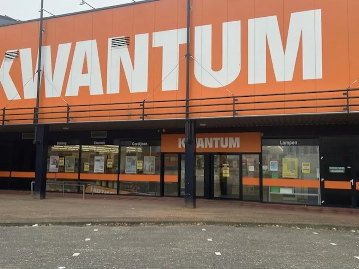 Voorgevel van Kwantum in Assen