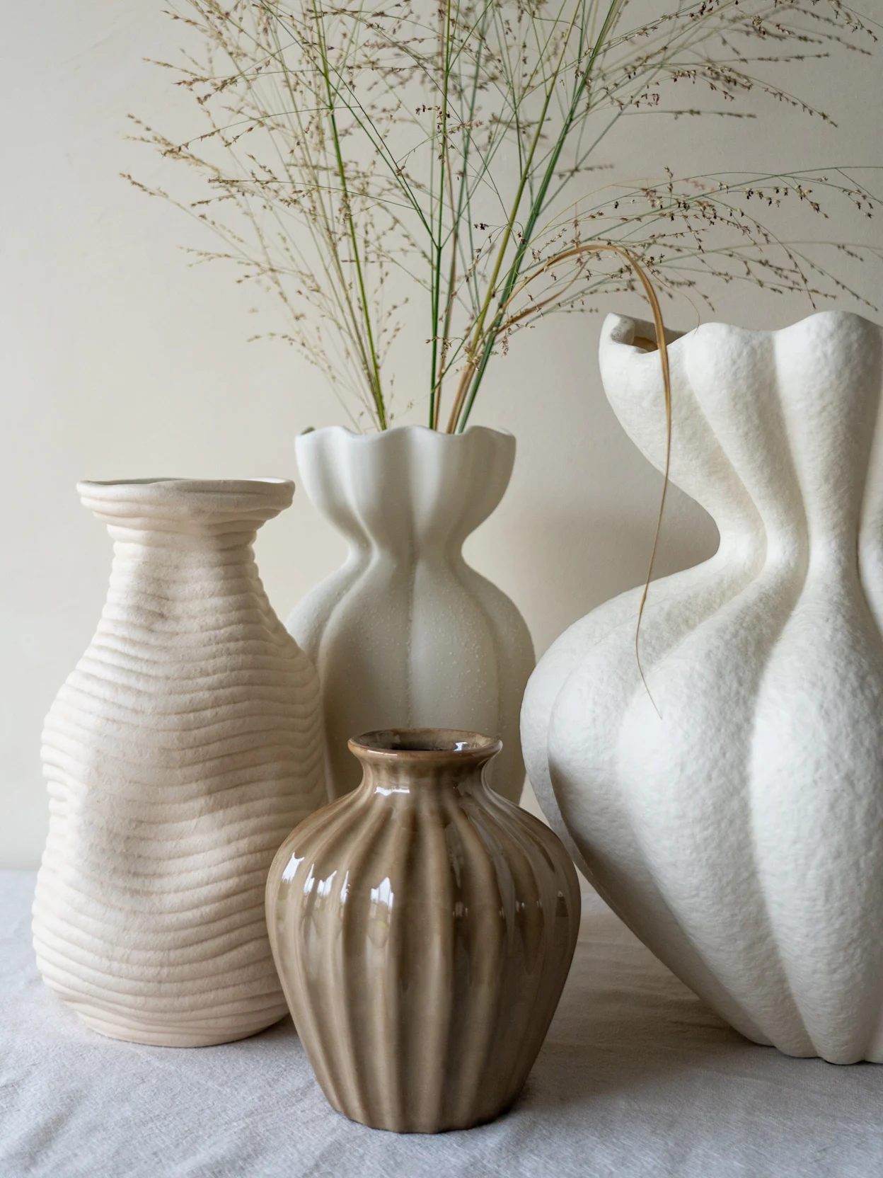 Organische vazen in bruin, beige en wit in verschillende hoogtes