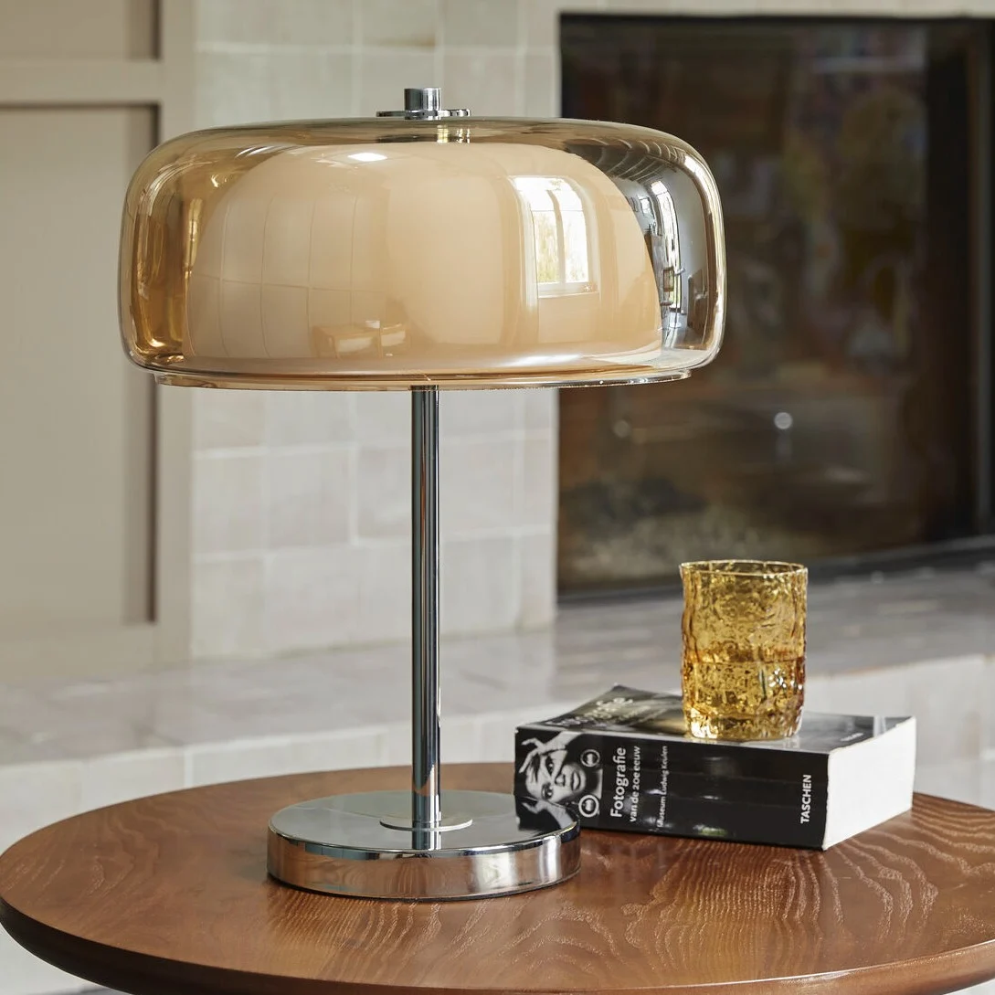 Hotel chique tafellamp met gekleurd glas en chromen voetje