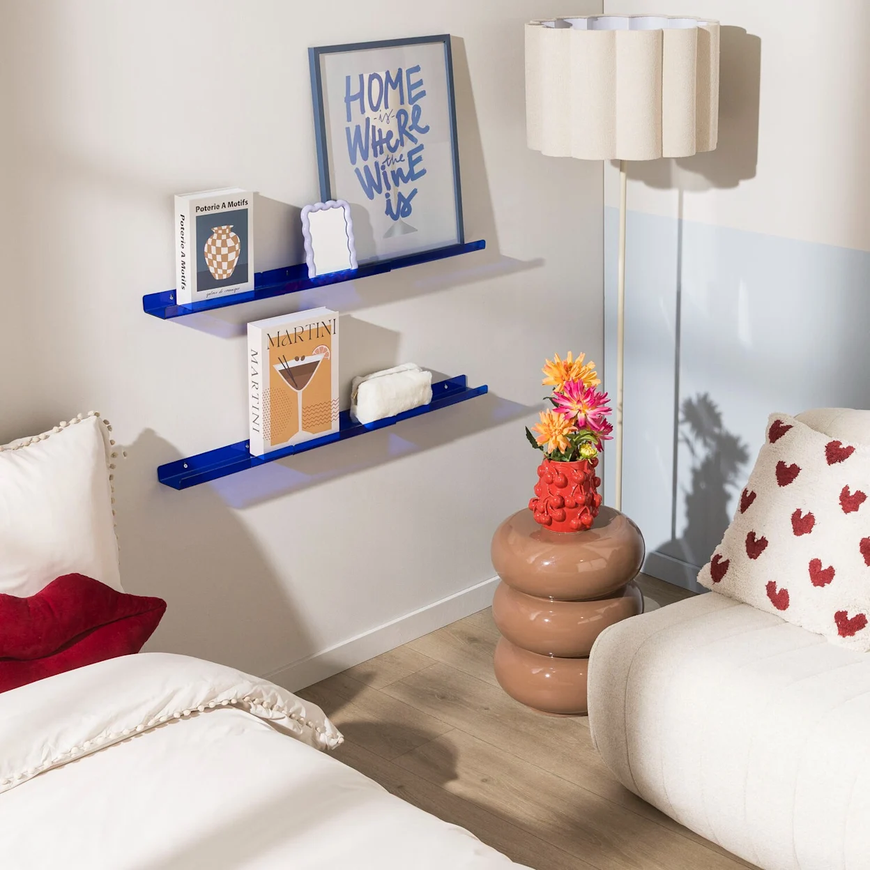 Moderne slaapkamer met strakke meubels en decoratie