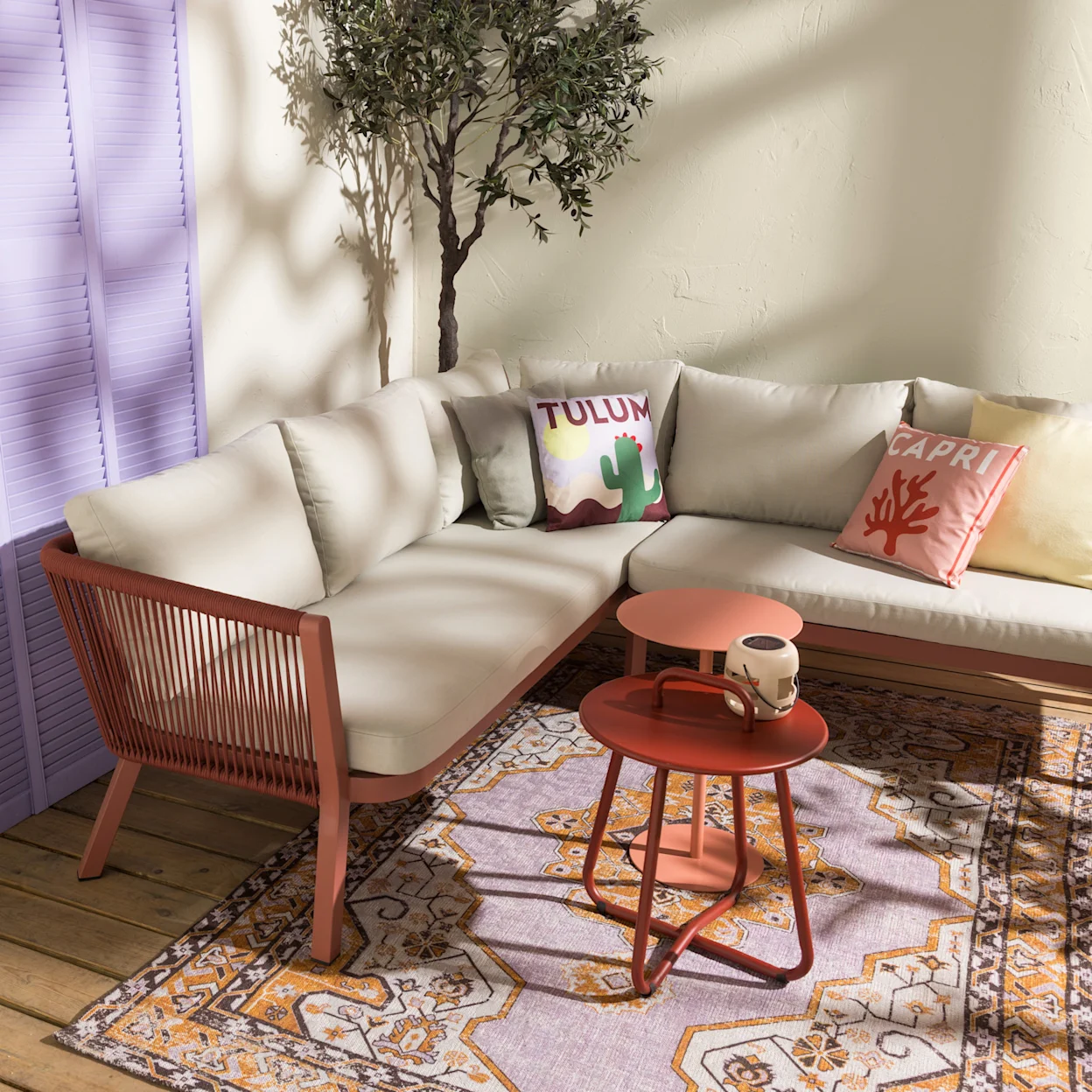 Rode loungeset met opvallend paars vloerkleed