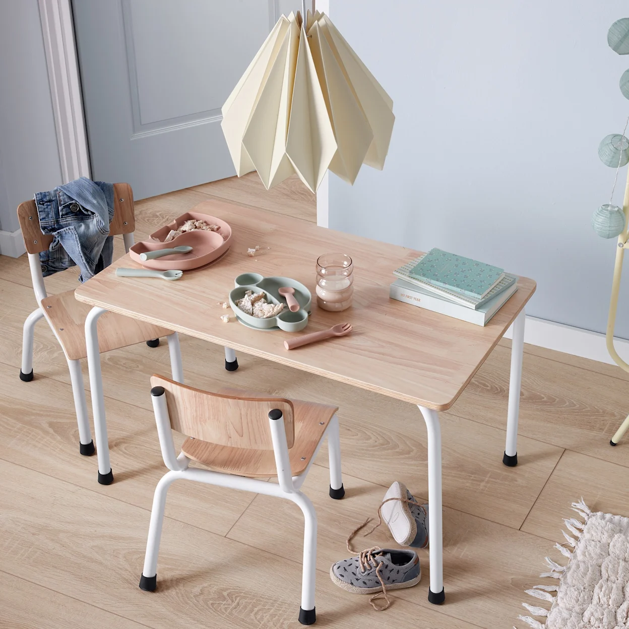 Kinderkamer in Scandinavische stijl: hout en pasteltinten