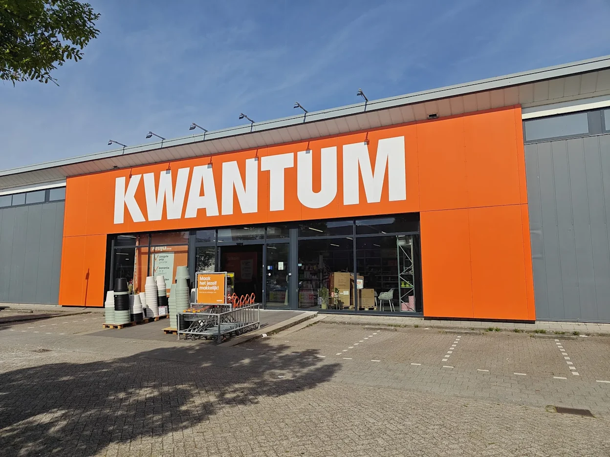 Voorgevel van Kwantum in Vlaardingen