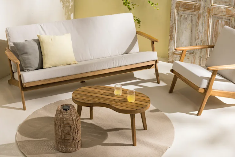 Houten bankje met loungestoel