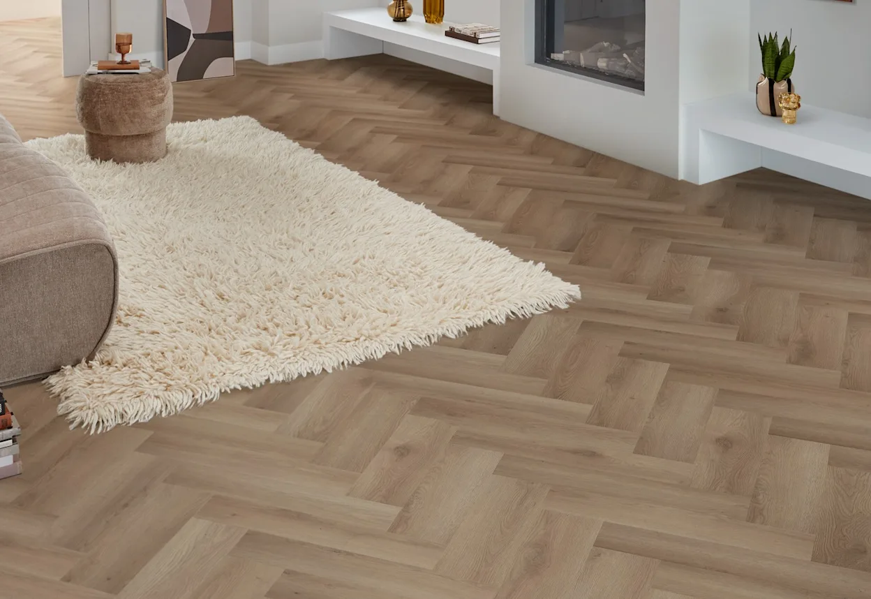 Visgraat PVC vloer met hoogpolig creme vloerkleed