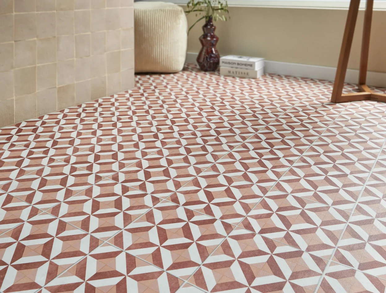 Tegellook terra vloer met mozaïek motief in terra