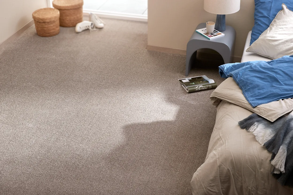 Lichtkleurige tapijt in de slaapkamer