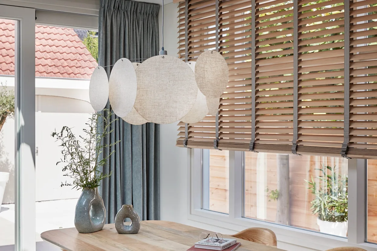 Houten jaloezieën in een Scandinavische setting