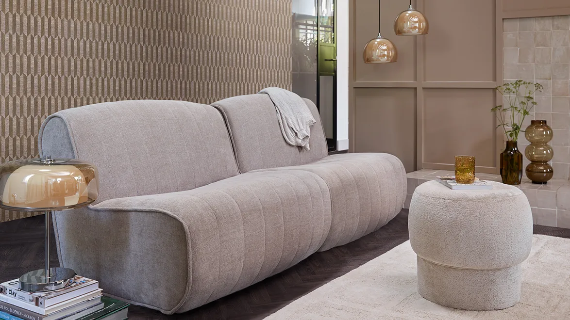 Woontrend - Touch of retro - Sfeer1 - Zithoek - Bank - Vloerkleed - Tafellamp - Hanglampen - Poef - Vasen