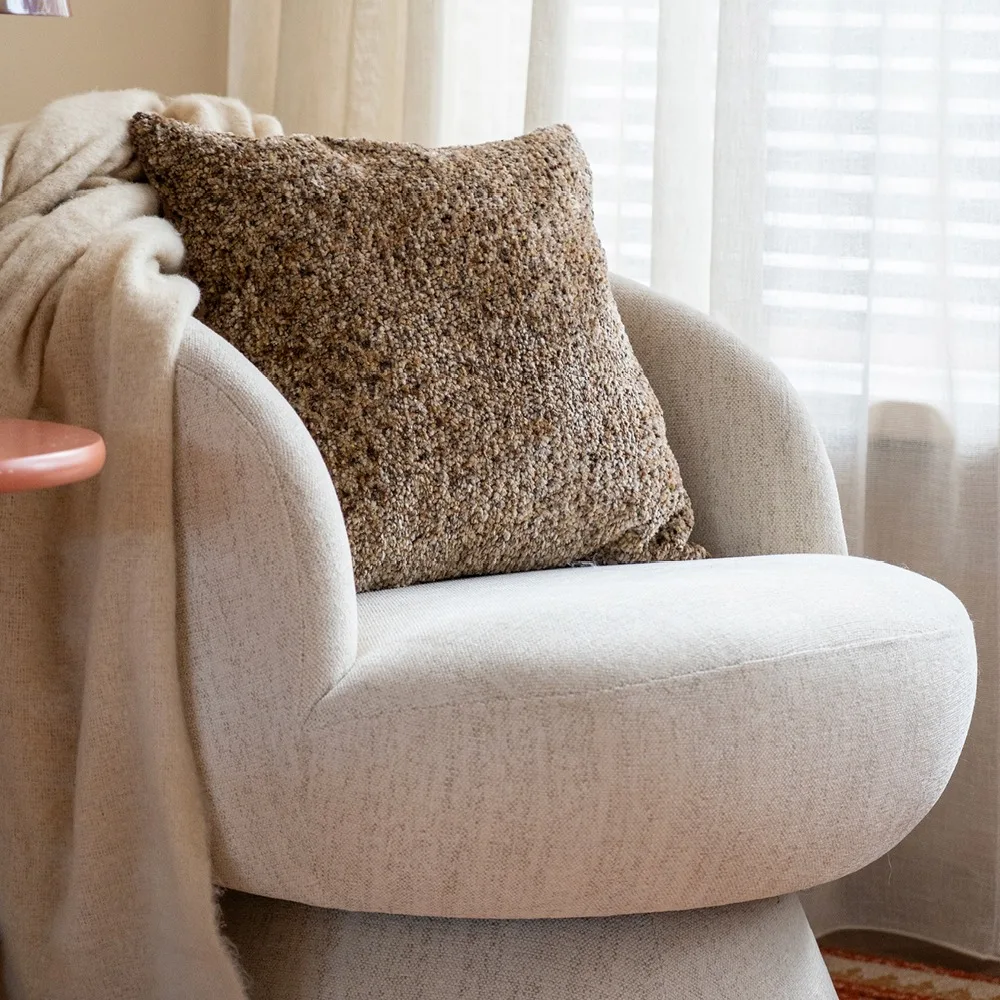 Beige setting met fauteuil, plaid en kussen