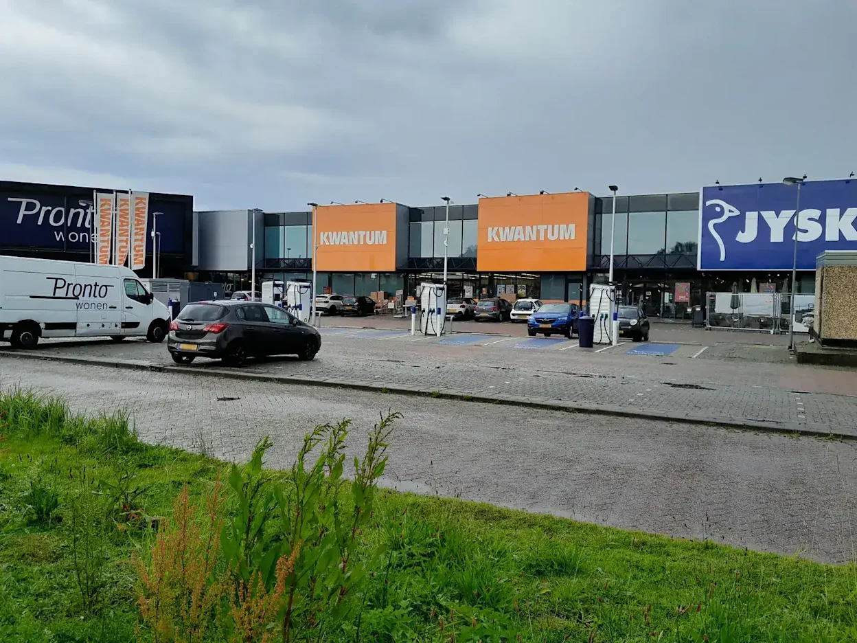 Voorgevel van Kwantum in Sliedrecht