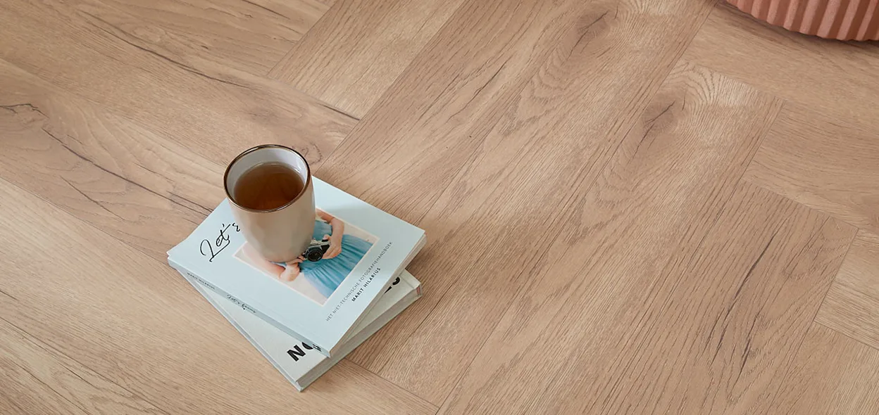 Lichte laminaat visgraatvloer, eikenlook