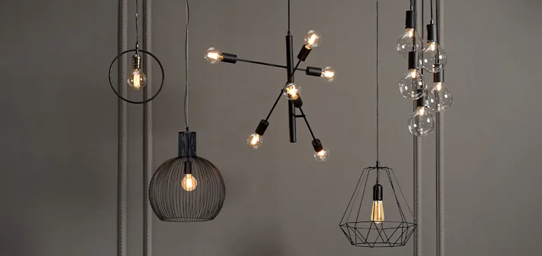 Diverse zwarte hanglampen in moderne stijl