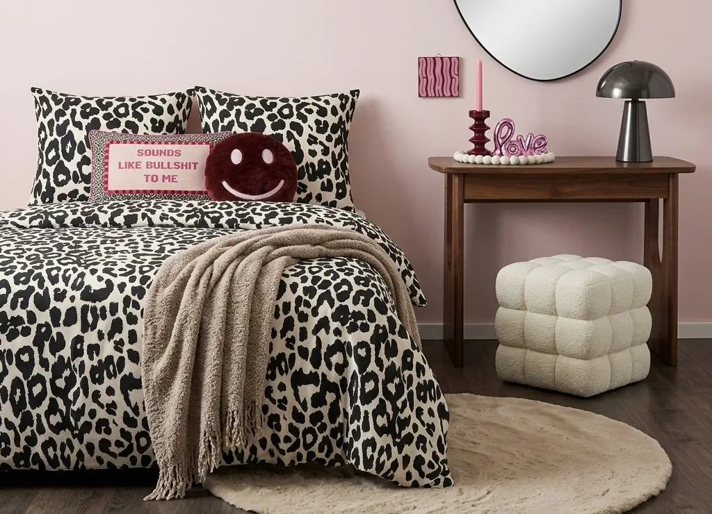 Kleurrijke studentenslaapkamer met roze en panterprint details