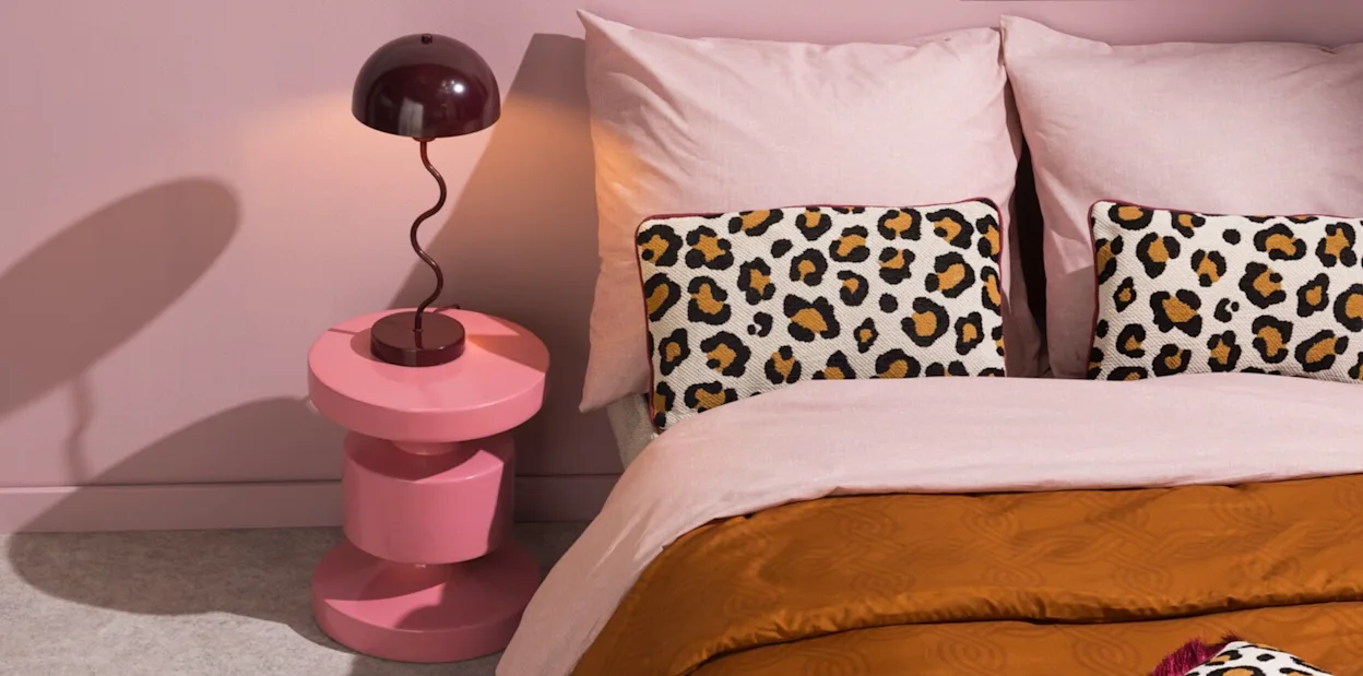 Kleurrijke studentenslaapkamer met roze en panterprint details