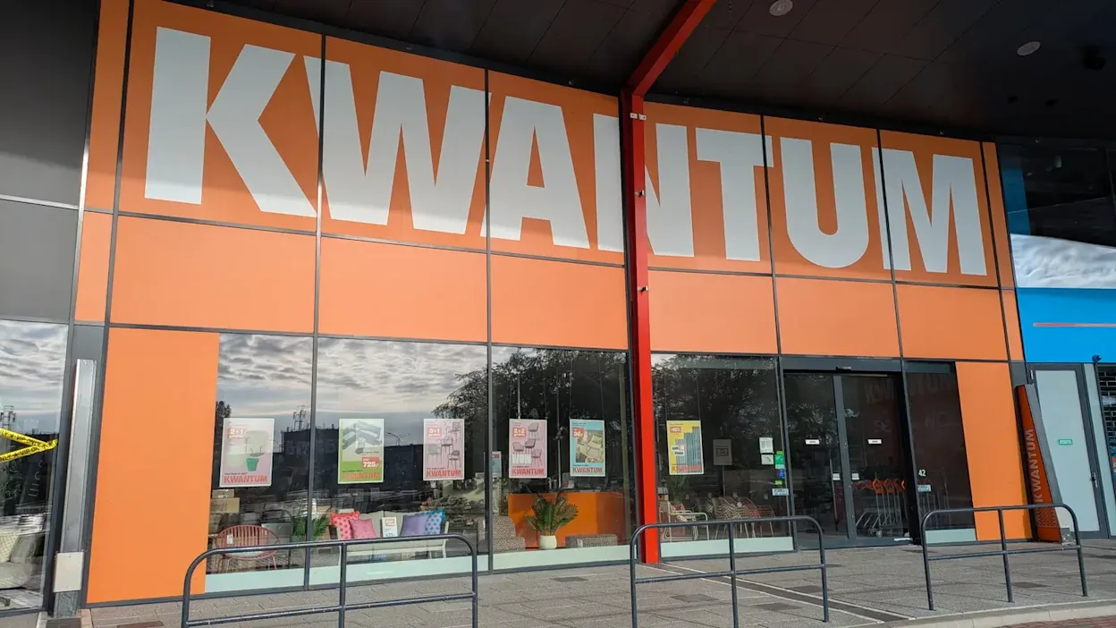 Voorgevel van Kwantum in Cruquius