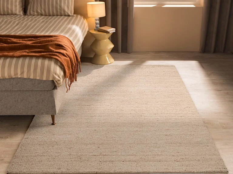 Naturel vloerkleed van wol in de slaapkamer
