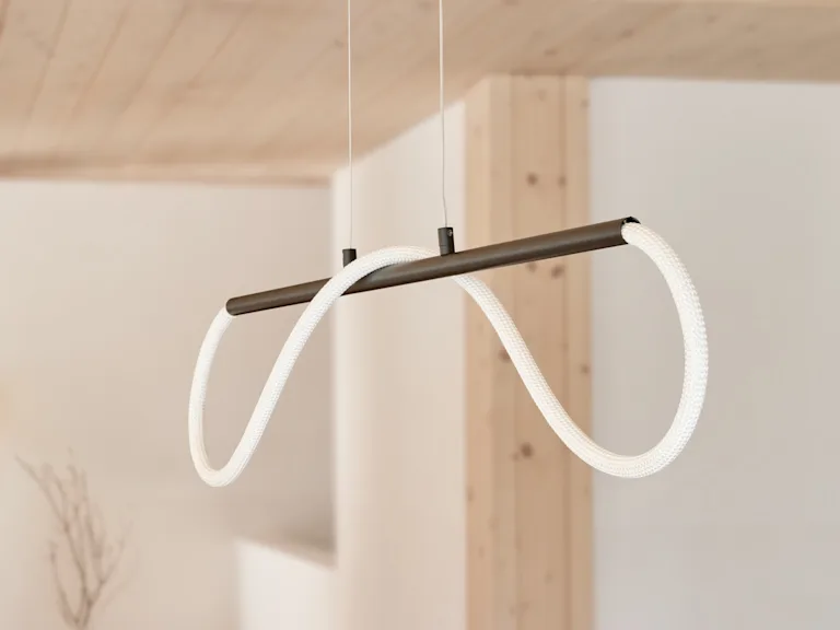 Moderne LED lamp met gedraaid led snoer