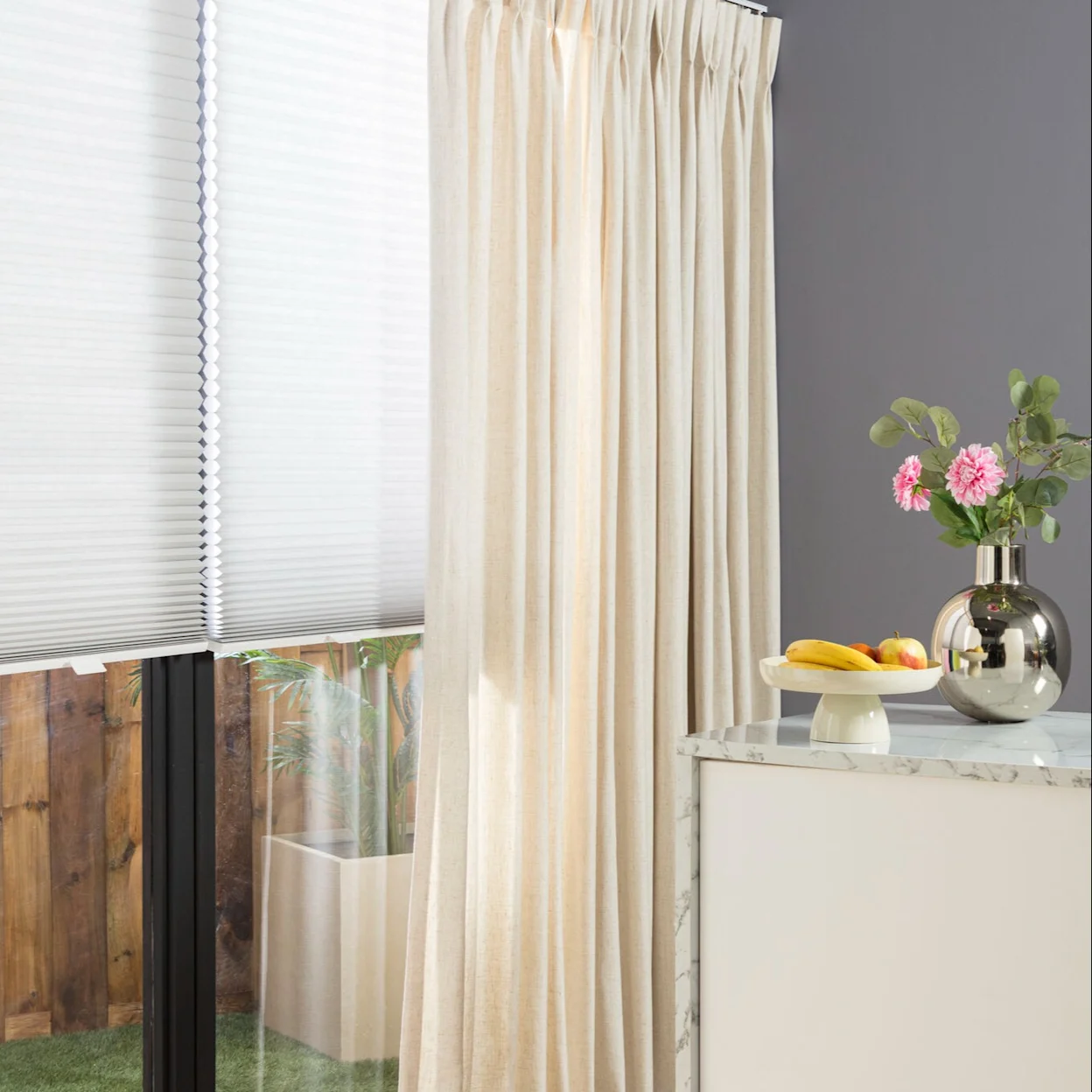 Moderne keuken met plisségordijnen en overgordijnen