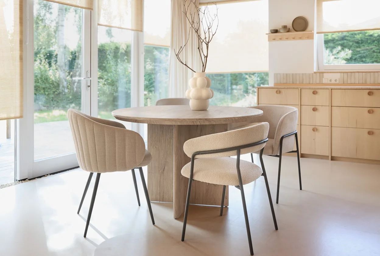 Scandinavische eethoek met lichte tinten en natuurlijke materialen