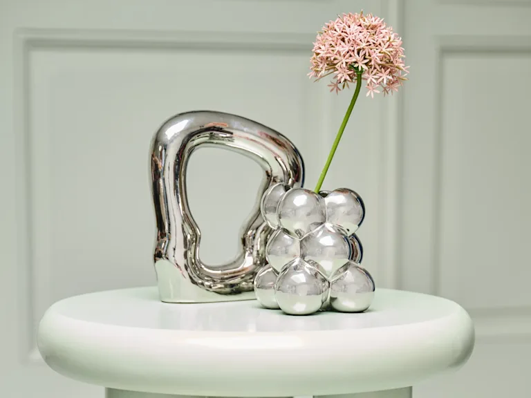 Moderne bijzettafel lichtblauw met chromen woonaccessoires