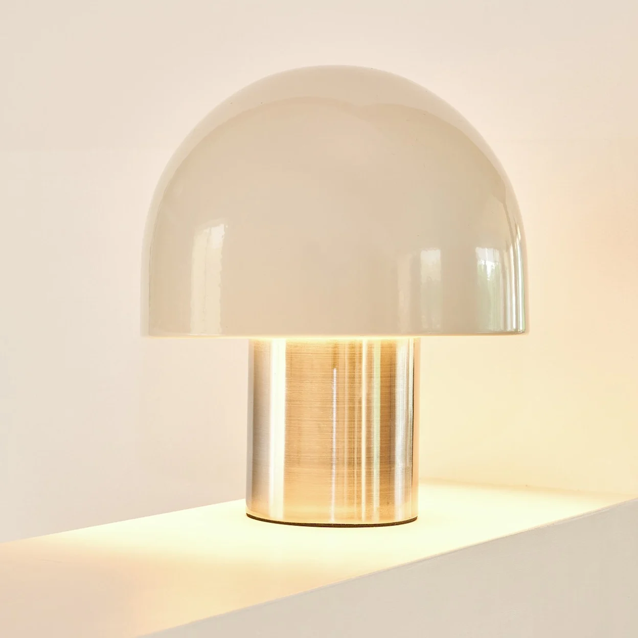 Scandinavische tafellamp met mushroom lampenkapje in wit en met chromen voetje