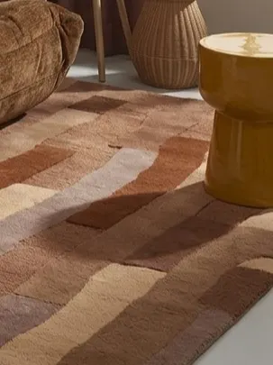 Eclectisch vloerkleed met gekleurde vlakken in bruin en terra tint