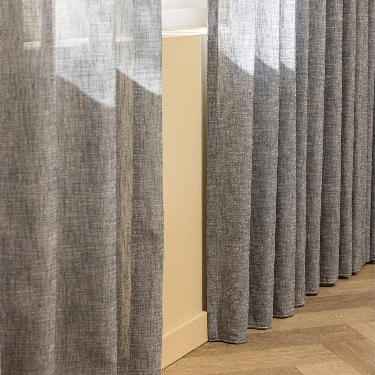 Blauwe inbetween met subtiel werkje in de stof