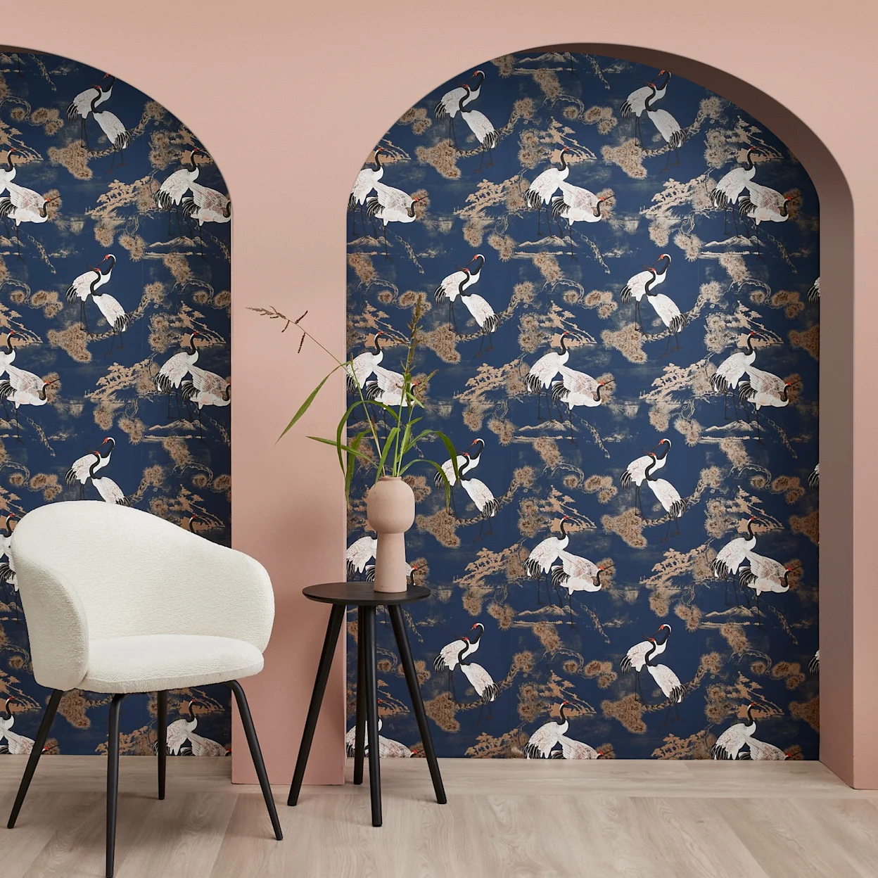 Blauw papierbehang met print van kraanvogels