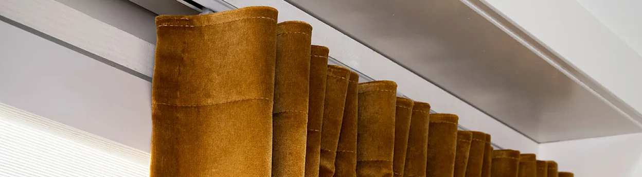 Velours gordijnen met intense kleuren