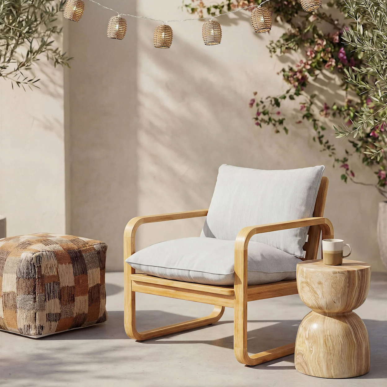 Houten loungestoel voor in de tuin