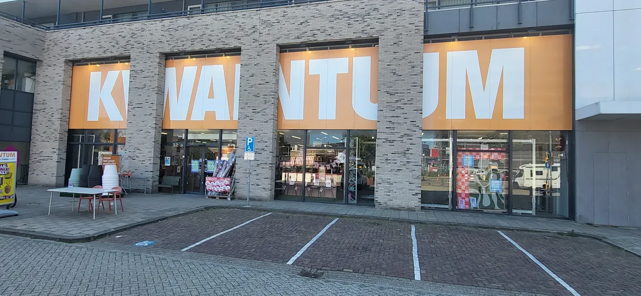 Voorgevel van Kwantum in Alkmaar
