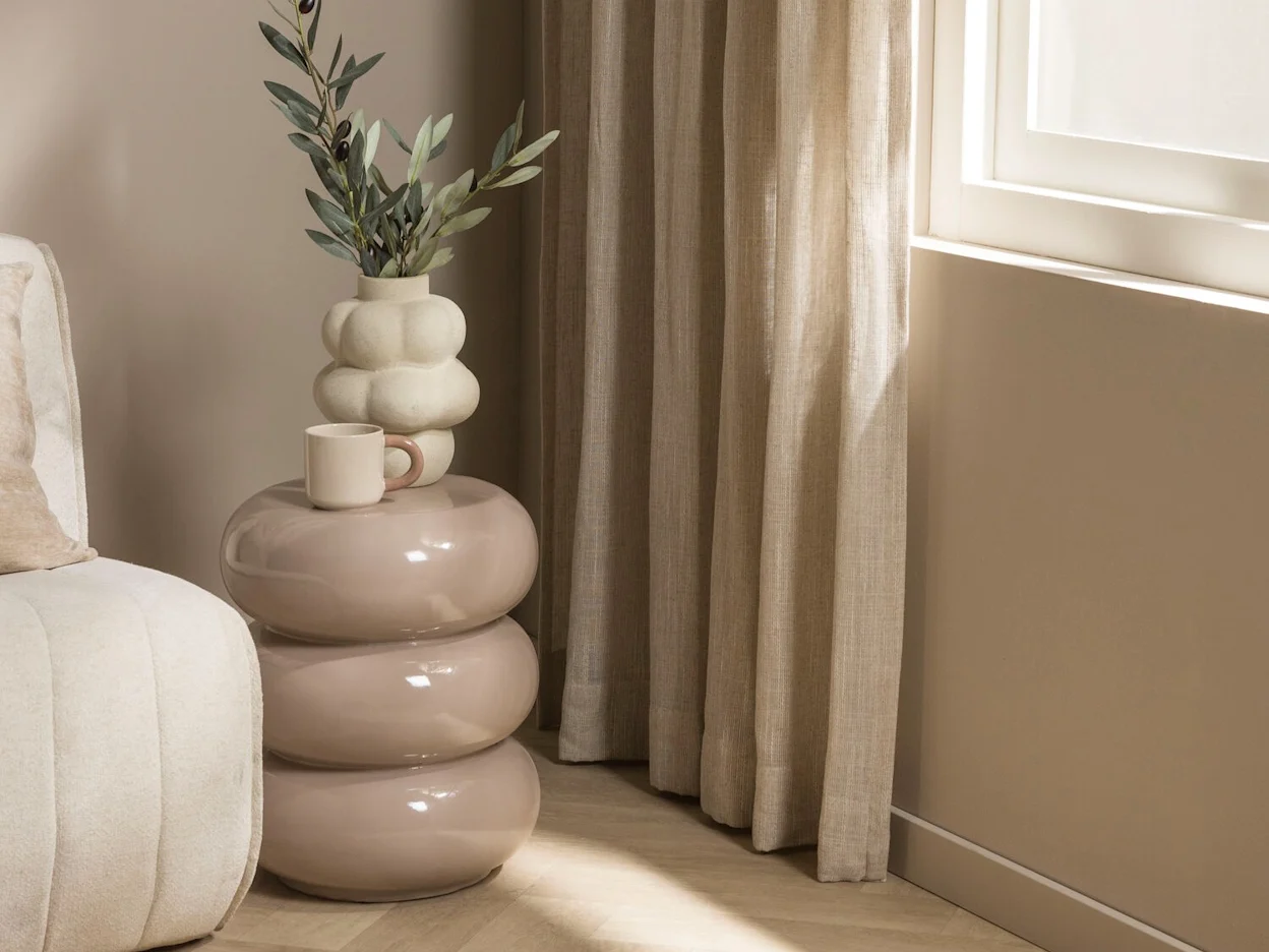 Moderne bijzettafel in mushroom kleur en met ribbelvorm