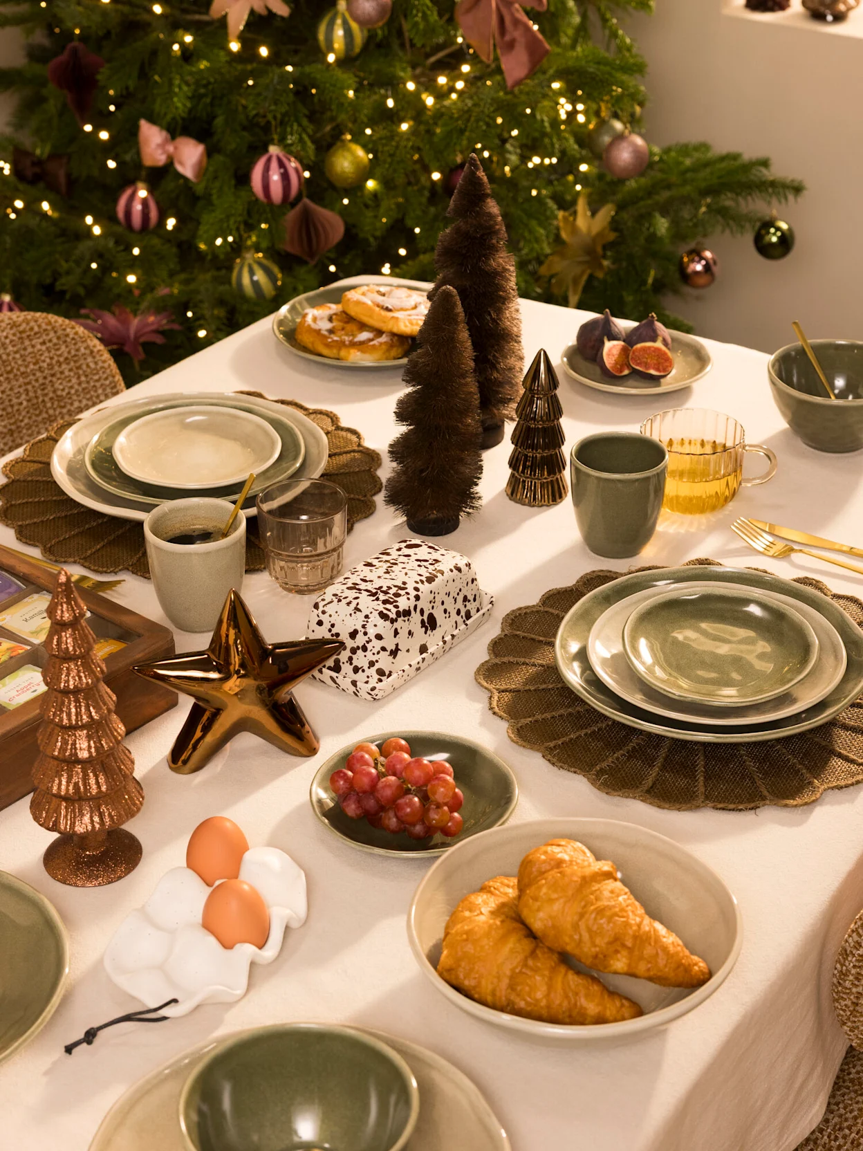 Feestelijk gedekte tafel met beige servies
