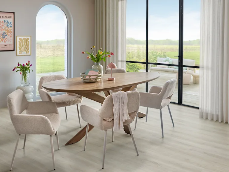 Eettafel ovaal in moderne setting
