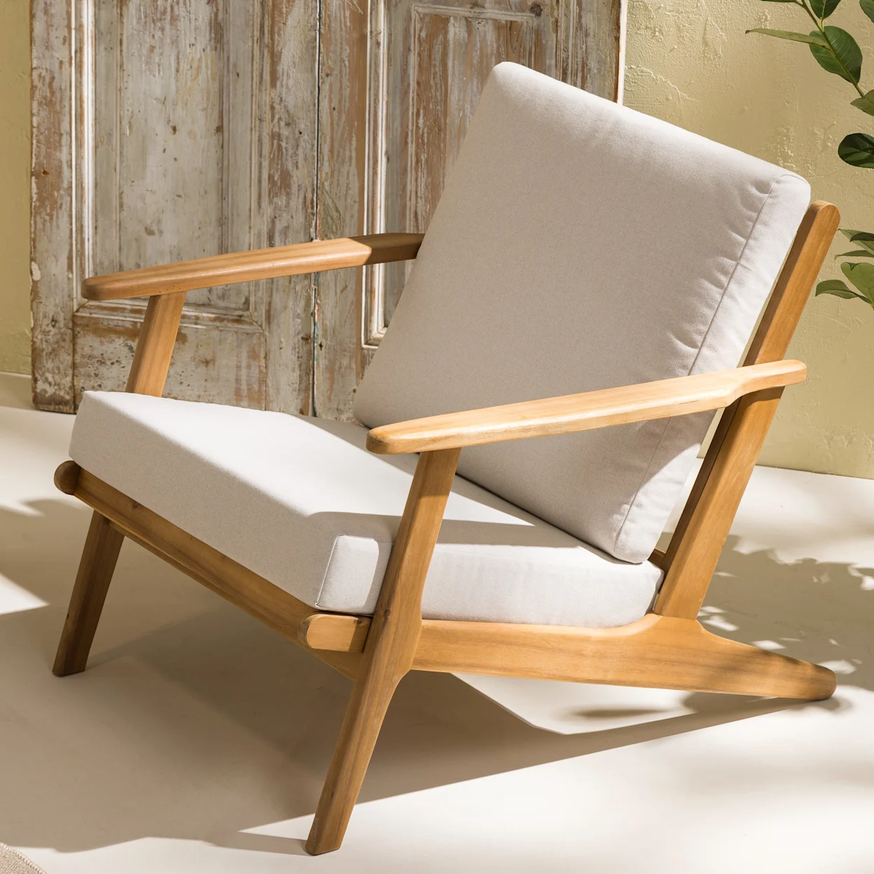 Loungestoel voor in de tuin van houten frame