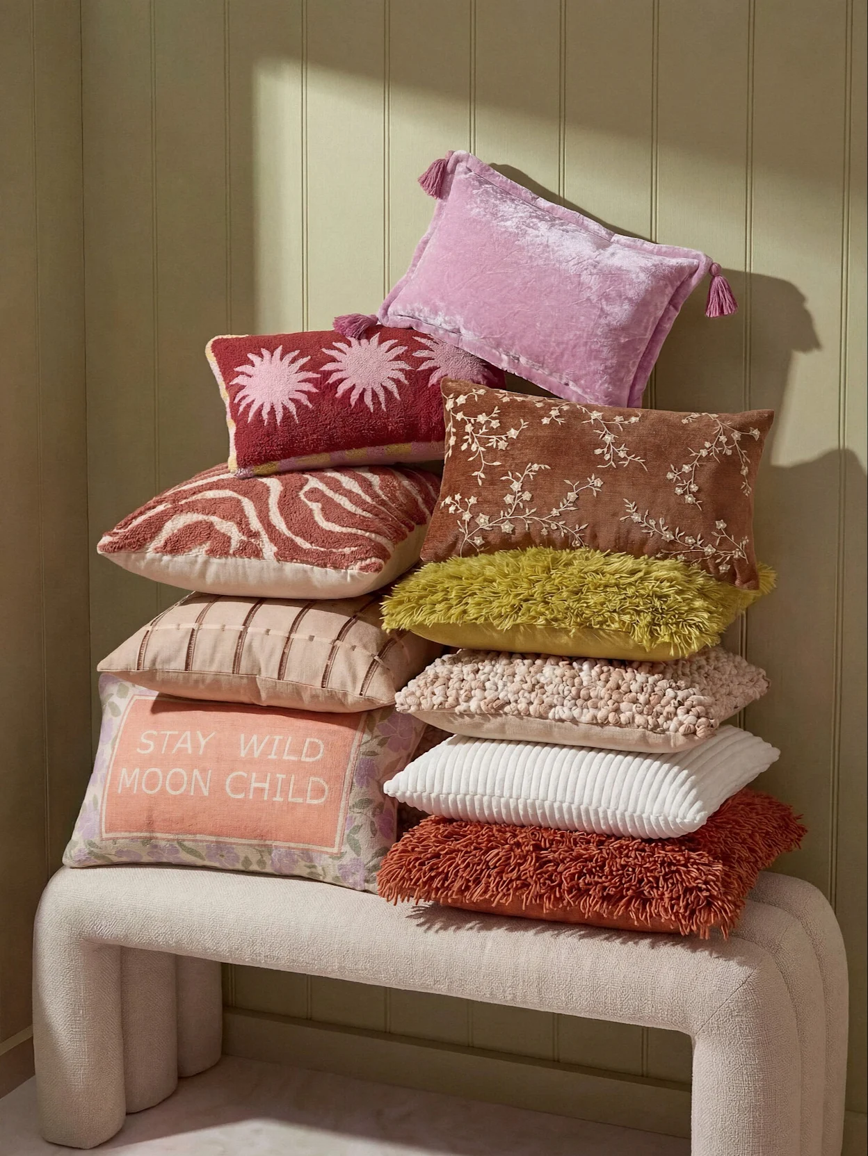 Mix aan kleurrijke kussens voor een eclectische geheel