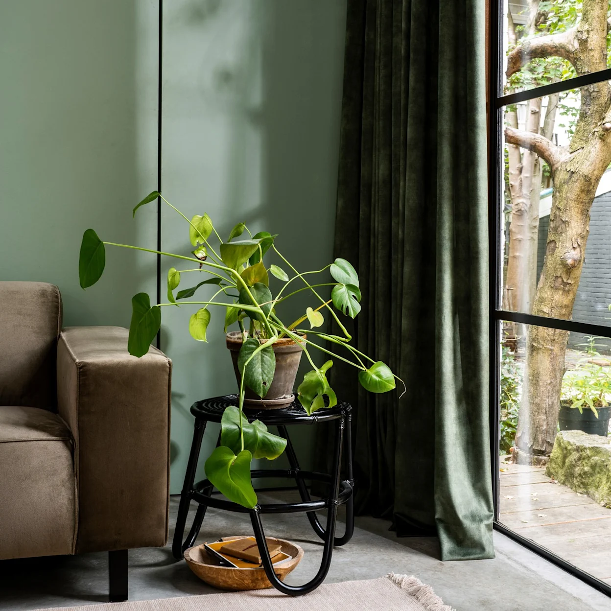 Velours gordijnen passen prachtig in een retro interieur