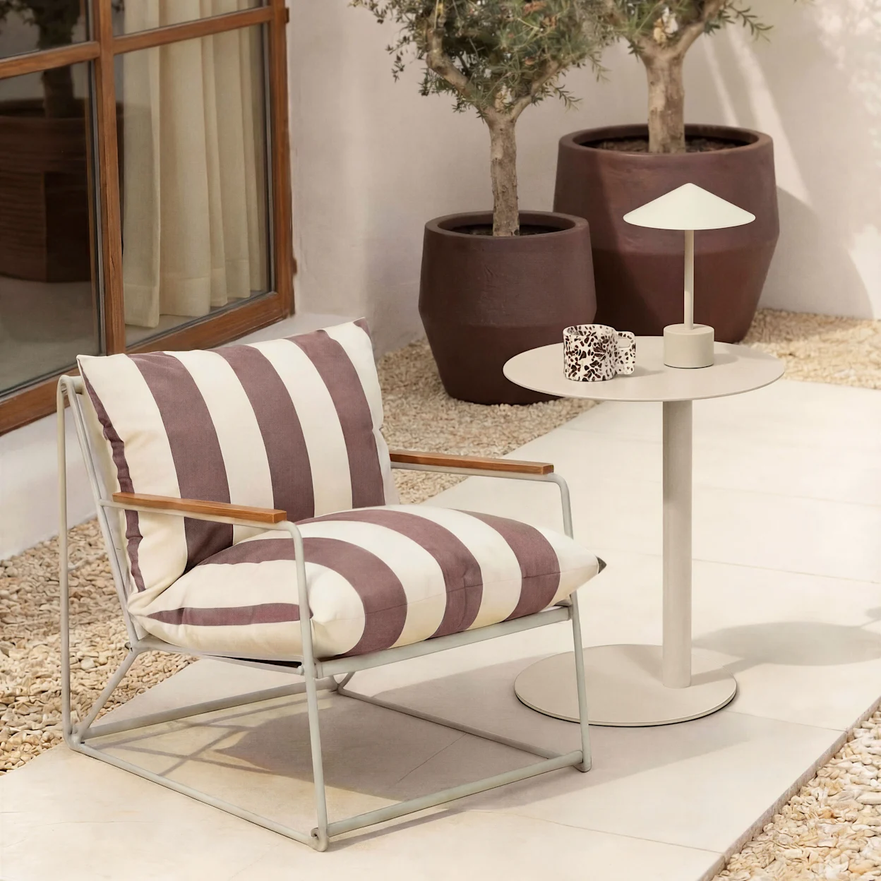 Fauteuil met bordeaux streep voor in de tuin