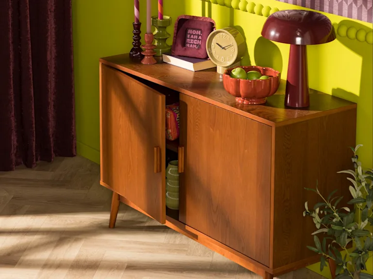 Retro houten dressoir gevuld met accessoires