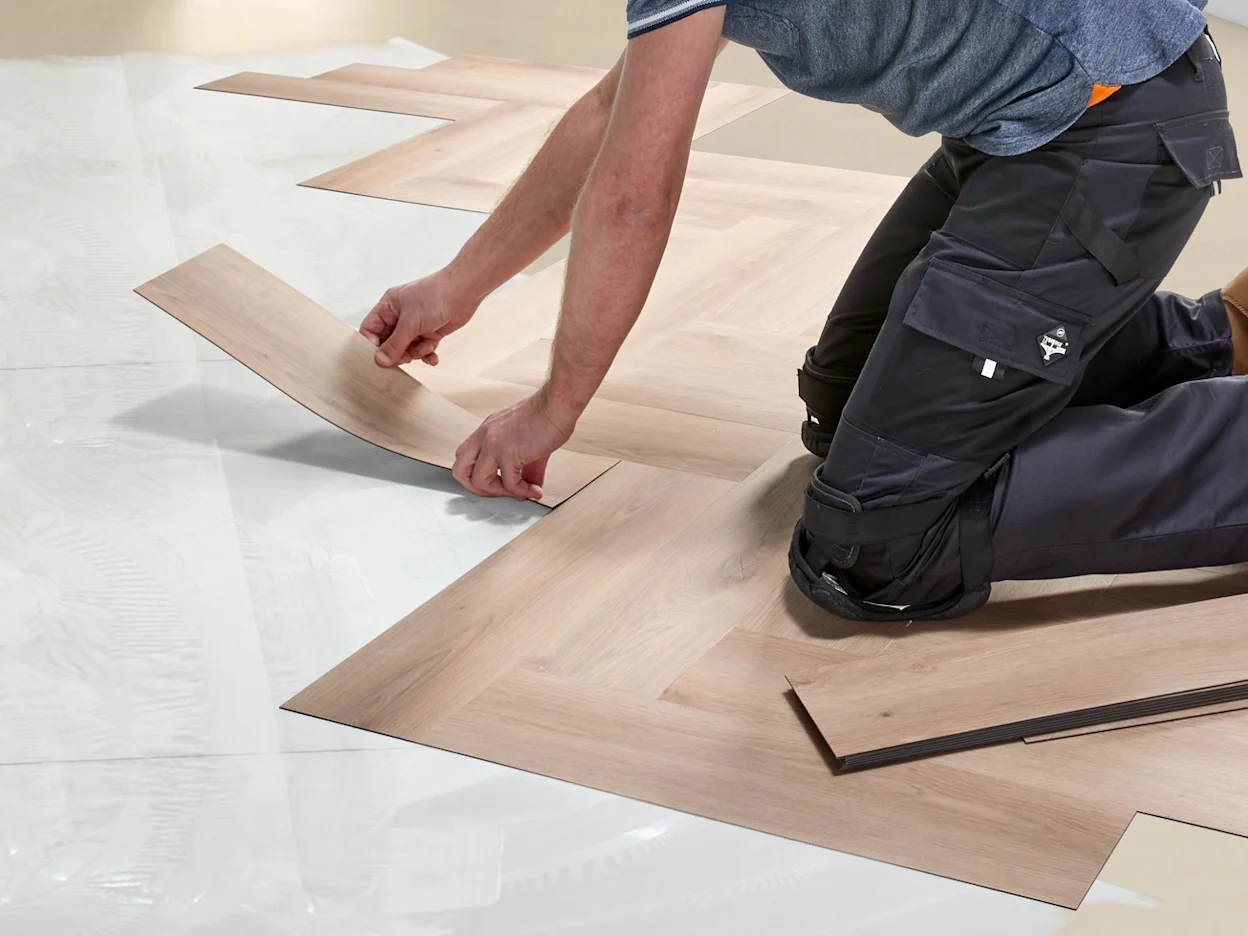 Leg de PVC-stroken of -tegels strak tegen elkaar zonder open naden.