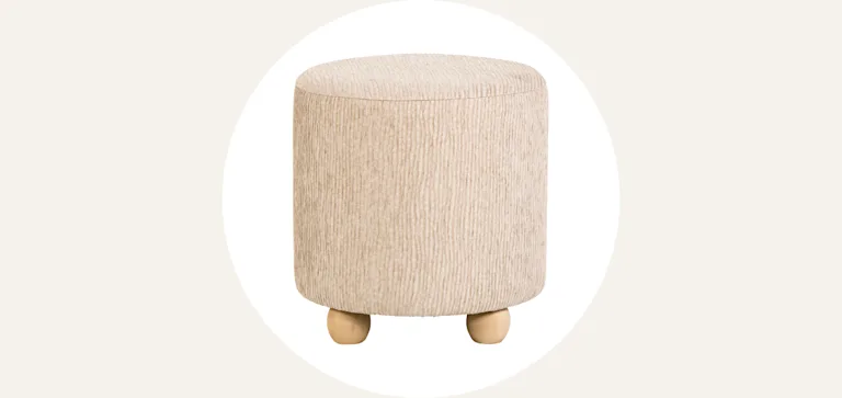 Packshot van een beige poef